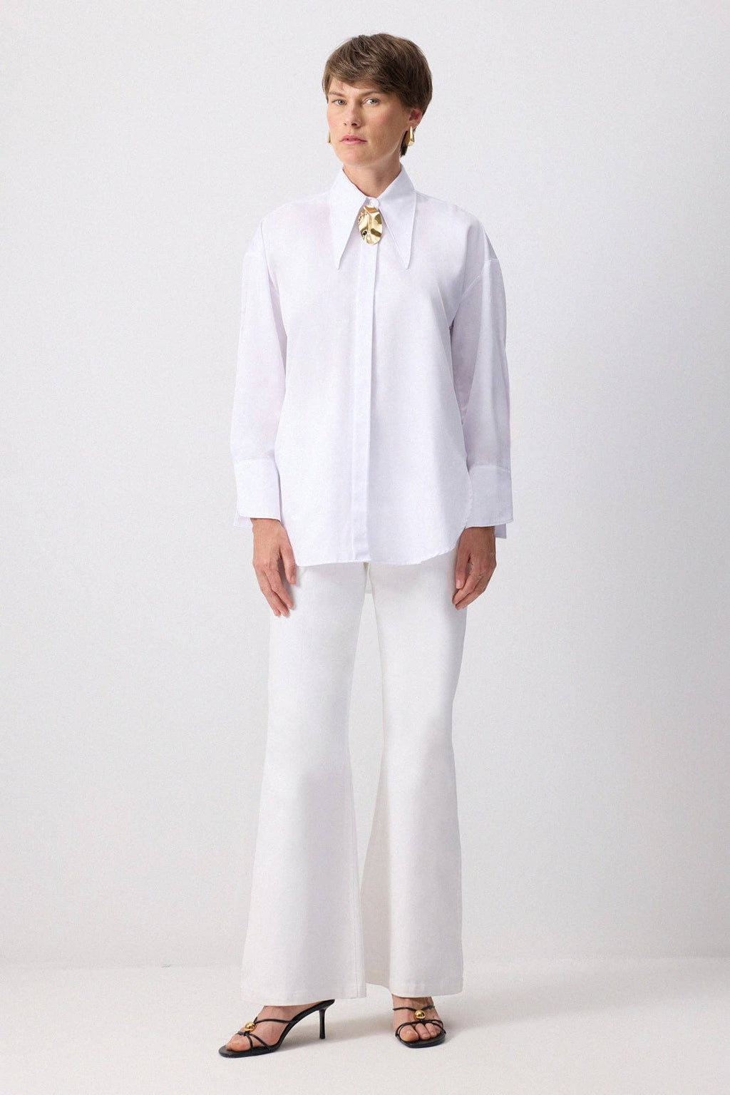 METAL BROOCH DETAILED STATEMENT COLLAR SHIRT