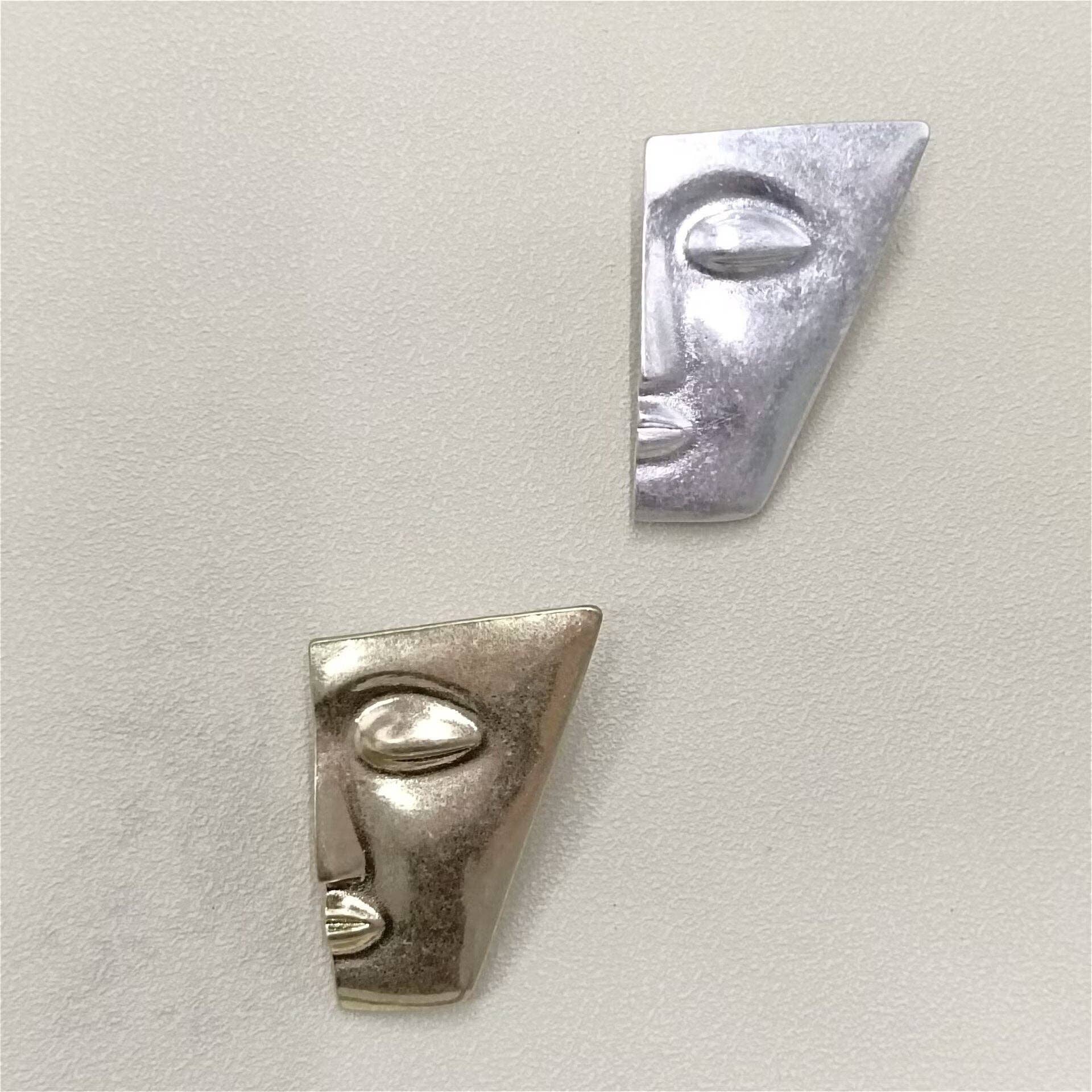 Vintage Inspired Half Face Brooch: Gold