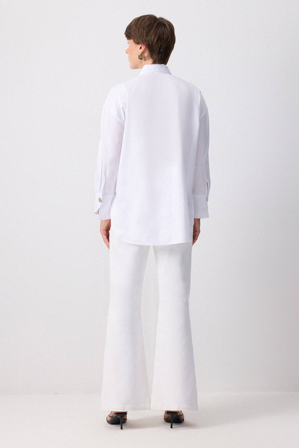 METAL BROOCH DETAILED STATEMENT COLLAR SHIRT