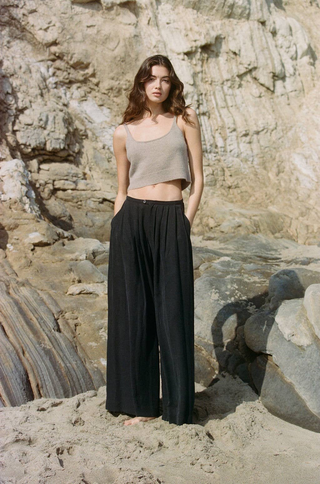 CASHMERE CROP TANK: Mocha