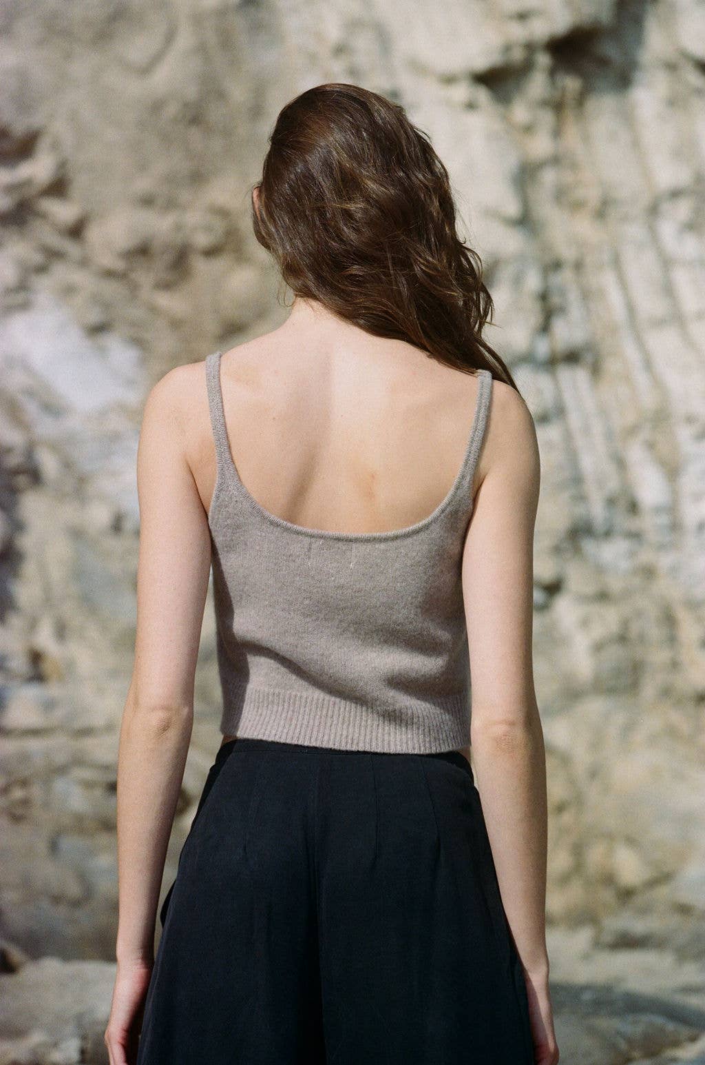 CASHMERE CROP TANK: Mocha