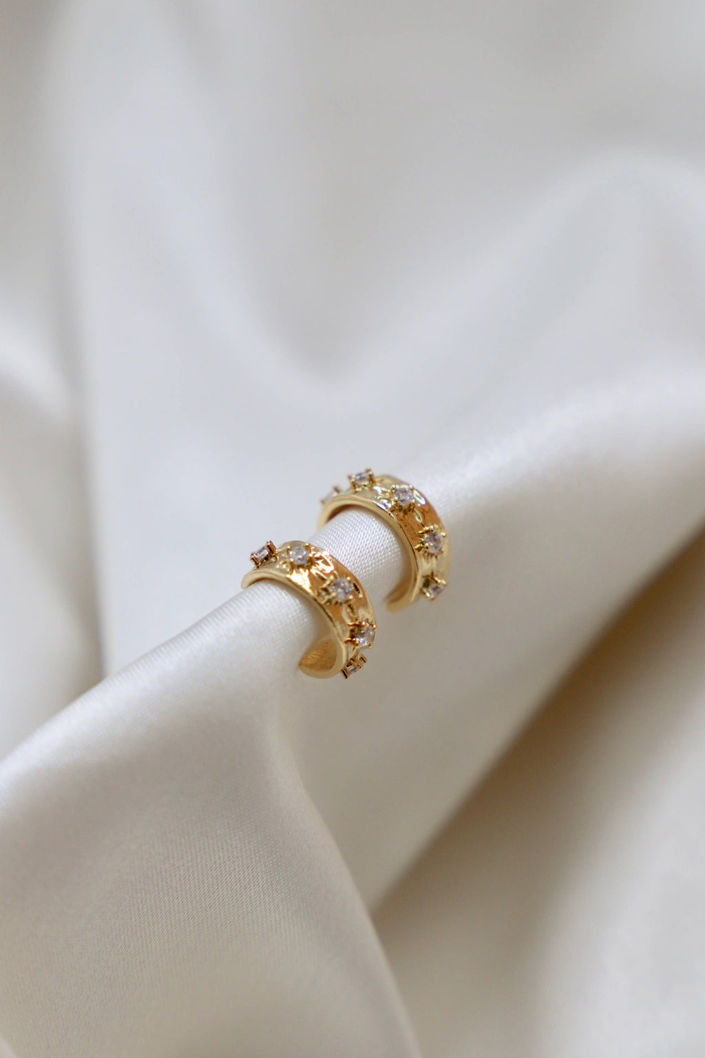 STAR THICK HOOPS: GOLD