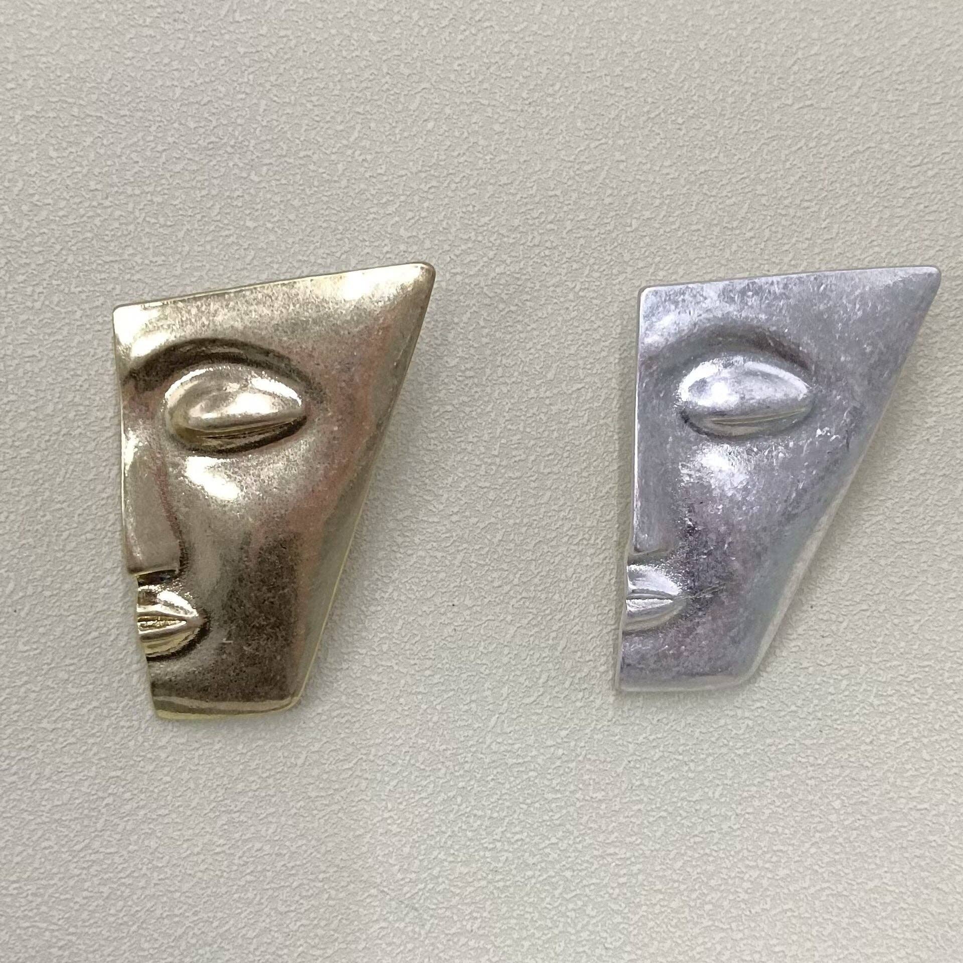 Vintage Inspired Half Face Brooch: Gold