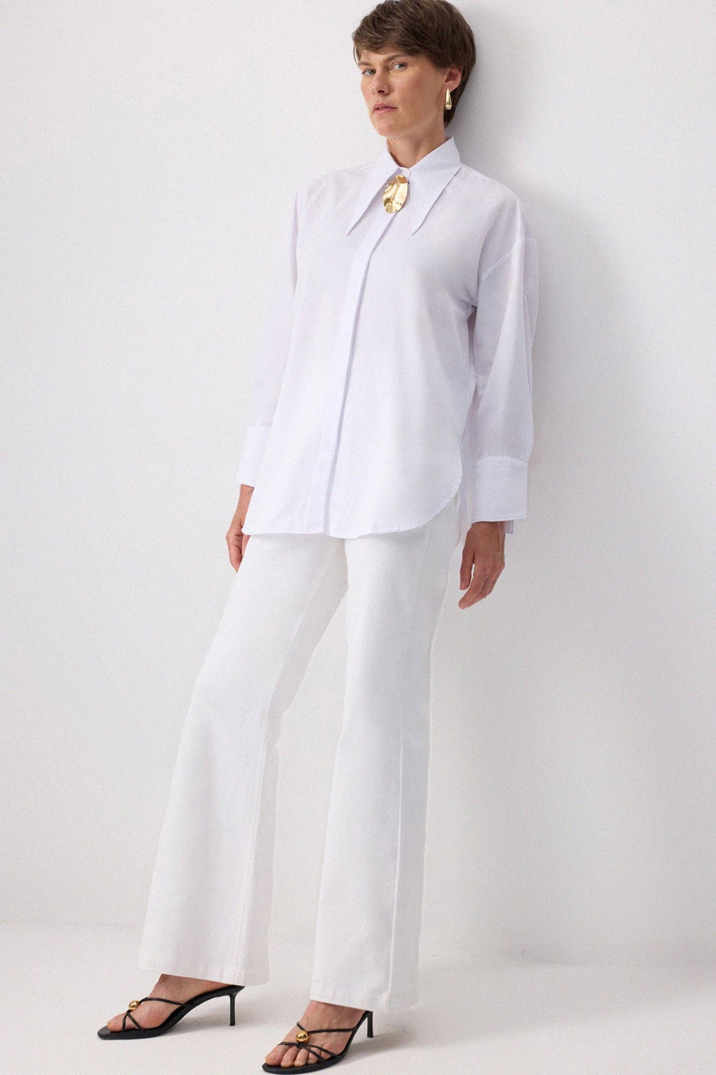 METAL BROOCH DETAILED STATEMENT COLLAR SHIRT