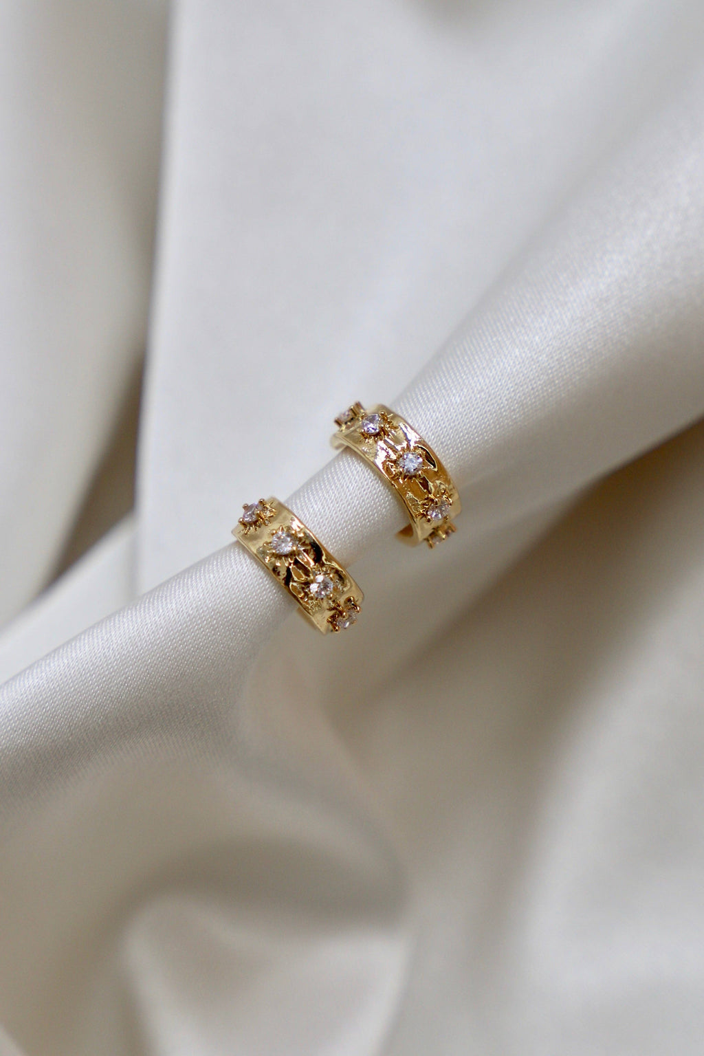 STAR THICK HOOPS: GOLD