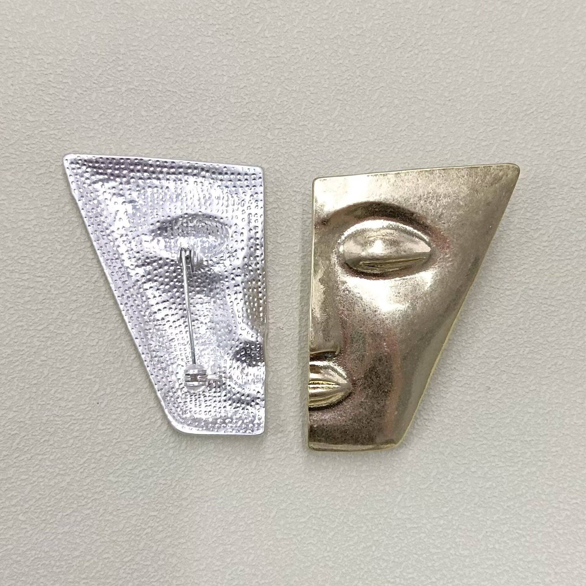 Vintage Inspired Half Face Brooch: Gold
