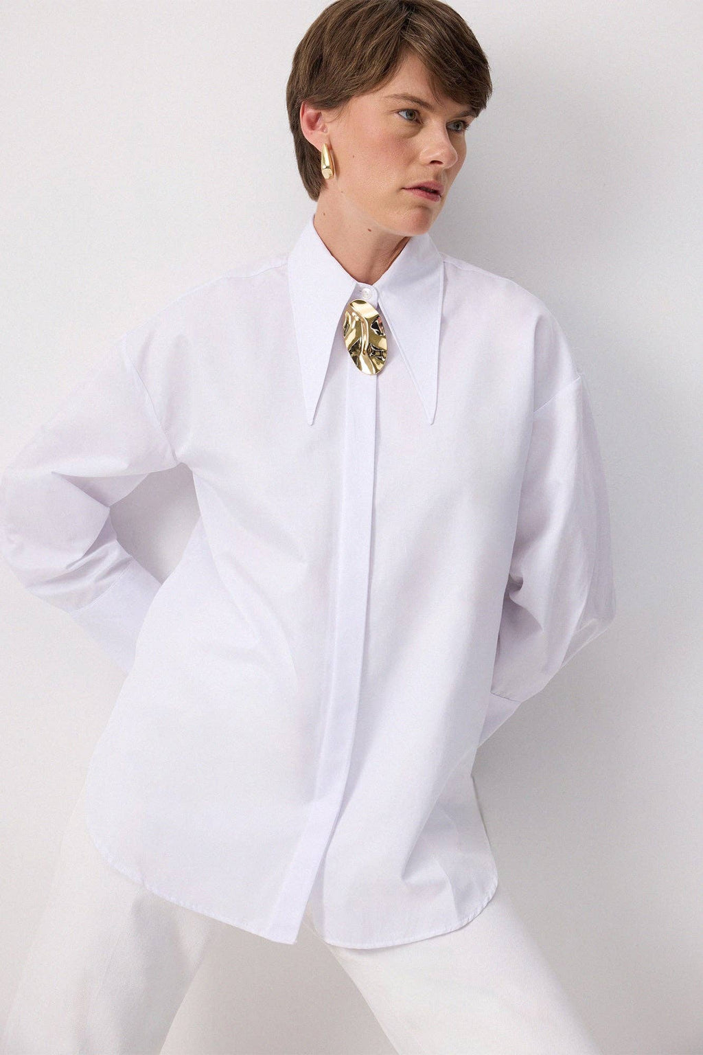 METAL BROOCH DETAILED STATEMENT COLLAR SHIRT
